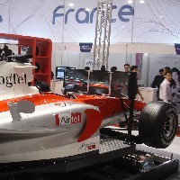 Ngebut Ala F1 di Tengah Pameran