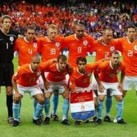 Ramai-Ramai Membujuk Belanda