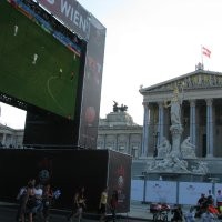 Nobar di Depan Gedung MPR-DPR Austria