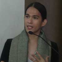 Oscar  Lawalata Jadi Desainer Seragam