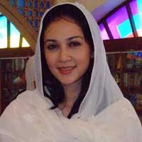 Femininnya Dina Lorenza