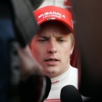 Kecewa, Kimi Coba Hibur Diri