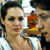 Ciuman Angelina Jolie Tak Menyenangkan