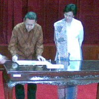 Boediono Serahkan Jabatan Menko Perekonomian ke Sri Mulyani