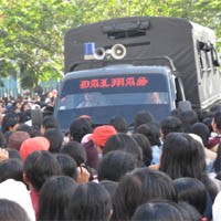 Usai Jebol Pintu Gudang, Buruh HM Sampoerna Blokir Jalan