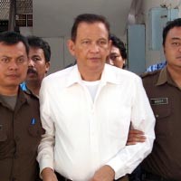 Turun dari Mobil Tahanan, Roy Marten Dikerubuti Penggemar