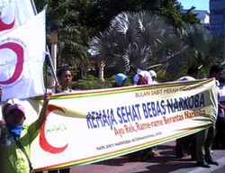 Kampanyekan Hari Anti Narkoba, BSMI Bagi-bagi Bunga