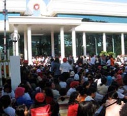 Gagal Jebol Pagar, Buruh Lancarkan Rayuan ke Polisi