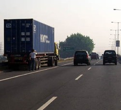 Memancing Kecelakaan di Jalan Tol