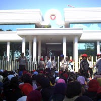 Tuntutan Kandas, Buruh Adukan HM Sampoerna ke Dewan