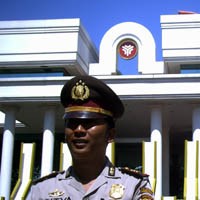 Buruh yang Menolak Mogok Dikawal Polisi