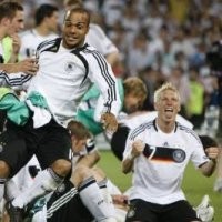 Bola Itu Bundar & Laga Berjalan 90 Menit