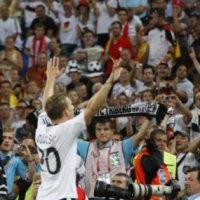 Podolski Tunggu Villa di Final 