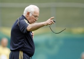 Aragones Resmi Latih Fenerbahce