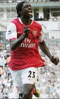 Adebayor Pilih Bertahan di Arsenal