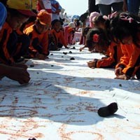 Ratusan Anak Melukis di Atas Kain Sepanjang 800 Meter
