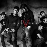 Konser Five Minutes Berakhir Ricuh