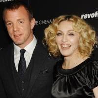 Madonna Minta Cerai, Guy Ritchie Selamatkan Pernikahan