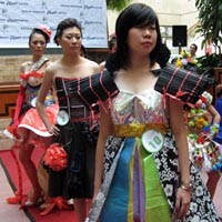 Menyulap Sampah Jadi Baju Pesta