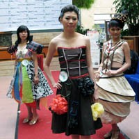 Menyulap Sampah Jadi Baju Pesta