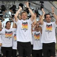 Tak Ada Kecaman, Hanya Pujian