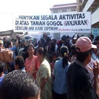 Tagih Janji Pemkot, Warga Tanah Merah Segel Rusunawa