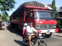 Melawan Arus, Kepala Mahmud Remuk Dilindas Truk