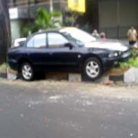 Ditabrak Mazda, Mobil Intel Polisi Loncat ke Marka Jalan