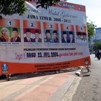 Baliho Milik KPUD Jatim Korbankan Pejalan Kaki