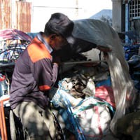 Hampir Tujuh Bulan Mbok Darmi & Giman Tidur di Becak