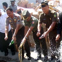 Ribuan Botol Miras dan DVD Porno Dimusnahkan