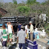 Usai Tabrak Dua Kendaraan, Truk Trailer Ngunysep ke Kuburan