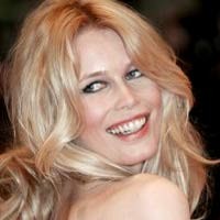 Claudia Schiffer Eksis di Fashion Show Chanel