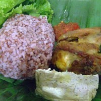 Bersantap Nasi Merah di Bawean