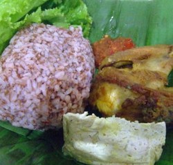 Bersantap Nasi Merah di Bawean