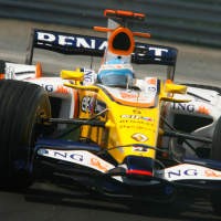 Alonso Memimpin di Lintasan Basah