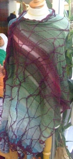 Merajut Limbah Jadi Rajutan