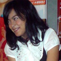 Eva Celia Tertawakan Foto Sensual Sophia Latjuba