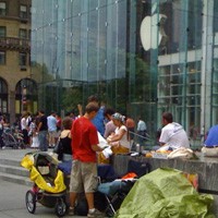 Demi iPhone 3G, Orangtua Antre bawa Bayi