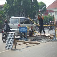Lubang Galian PDAM di Jalan Rajawali Bikin Macet