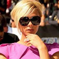 Victoria Beckham Intim dengan Oversized Sunglasses