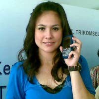 Wulan Guritno Pakai Blackberry buat Narsis