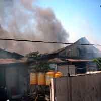 Sudah 7 Jam Api Masih Mengamuk di Pabrik Kenjeran