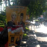 Atribut Cagub Main Paku di Pohon Disesalkan