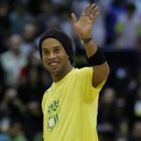 Pilih Ronaldinho atau Adebayor, Milan?