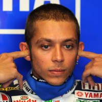 Rossi dan Gadis Topless Misterius
