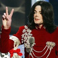 Michael Jackson Pakai Kursi Roda