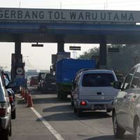 Kebakaran Ilalang di KM 17 Ganggu Pengguna Jalan Tol