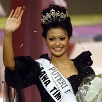 Putri Raemawasti Beraksi di Miss Universe 2008