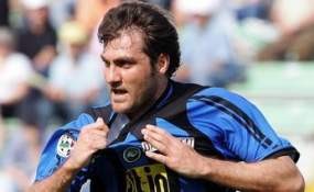 Vieri Disambut Demonstrasi